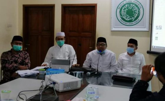 Pengurus MUI Jatim di kantornya pada Senin (22/3).
