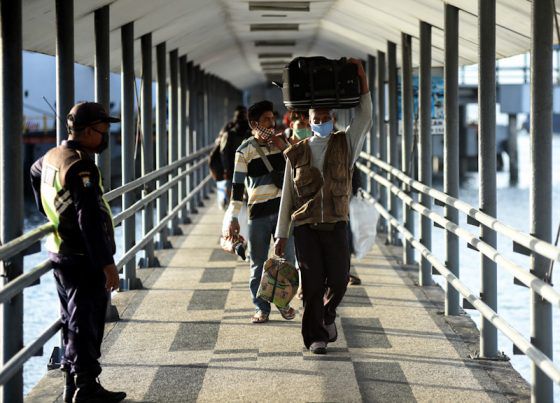 Pemudik turun dari kapal di Pelabuhan Ketapang, Banyuwangi, pada momen mudik Lebaran tahun lalu.