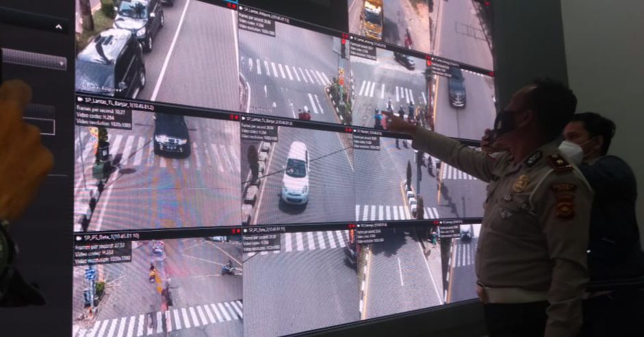 Kasat Lantas Polresta Jambi Kompol Doni Wahyudi  saat menunjukkan pelanggaran yang dilakukan oleh pengendara 