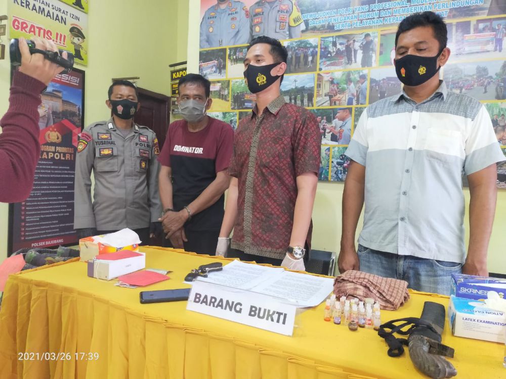 Tersangka dan barang Bukti saat diamankan di Polsek Bajubang.