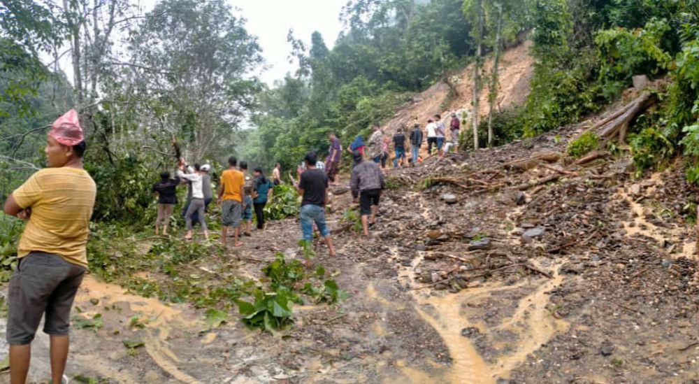 Material Longsor Telah Dibersihkan.