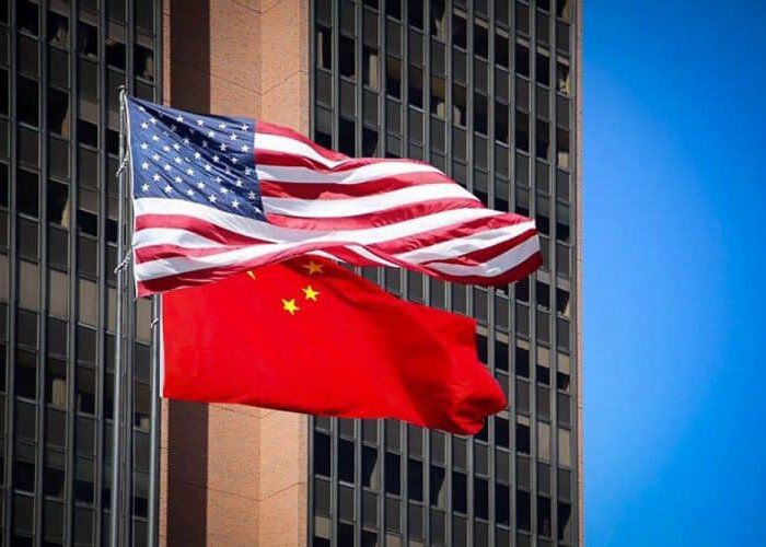 Ilustrasi bendera negara AS dan bendera negara Tiongkok. AS mengecam keras langkah Tiongkok untuk mengurangi partisipasi dan perwakilan politik di Hongkong.