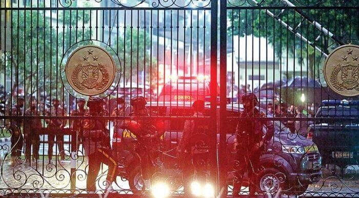 TAK INGIN KEBOBOLAN LAGI: Pengamanan di Mabes Polri diperketat setelah insiden penyerangan teroris kemarin (31/3). Semua tamu diperiksa dan barang bawaan mereka digeledah. 