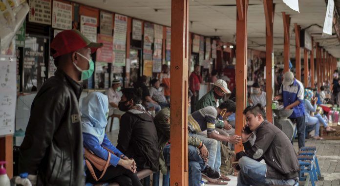 Suasana di Terminal Kalideres, Jakarta Barat, (20/4) lalu. Saat ini pemerintah melarang warga untuk mudik sebagai upaya menekan penularan virus corona. 
