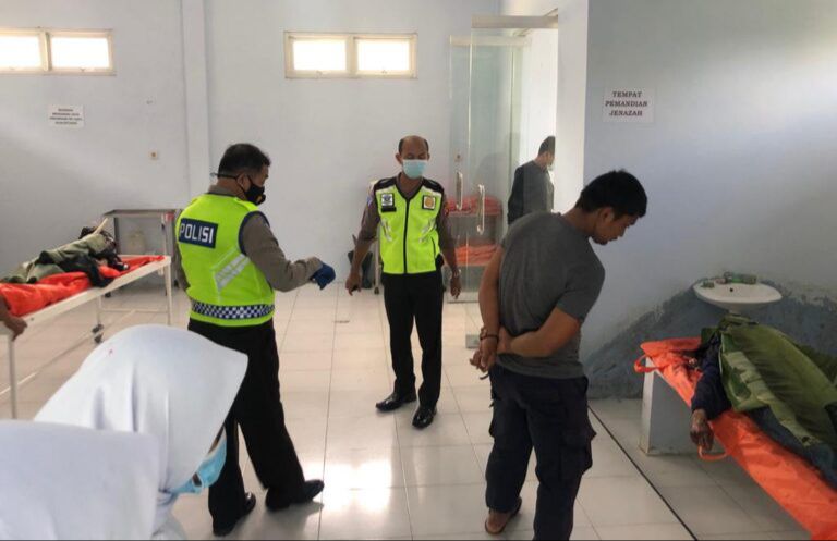 2 Pemotor Asal Riau Tewas tergilas Mobil Box di Jalintim.