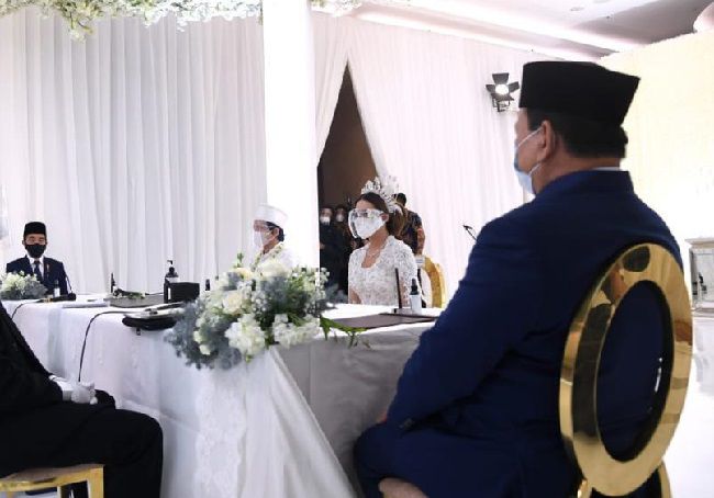 Presiden dan Menhan saat jadi saksi pernikahan Aurel-Atta.