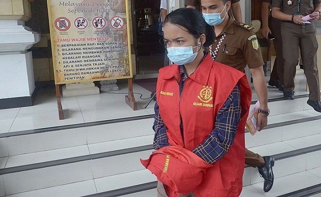 Terdakwa Putu Ririn Lersia Oktavia (rompi merah).