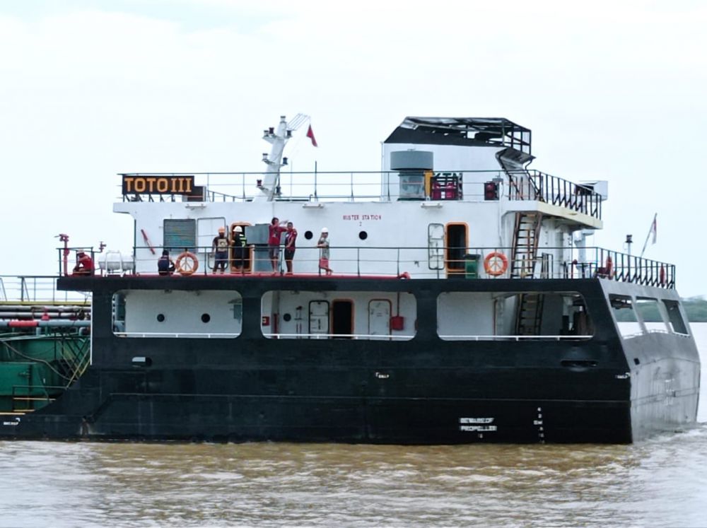 Kapal Besi Tabrak Dermaga Kampung Laut.