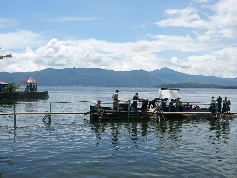 Aktivitas nelayan yang sedang mencari ikan di Danau Kerinci beberapa waktu lalu. Proyek pembangunan dermaga di Danau Kerinci bakal dipindahkan ke Kota Jambi dan Muaro Jambi