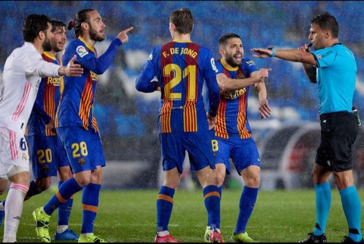 Para pemain Barcelona protes keputusan wasit saat melawan Real Madrid di Stadion Alfredo Di Stefano, Madrid, Sabtu (10:4). Madrid menang 2-1 atas Barcelona. 
