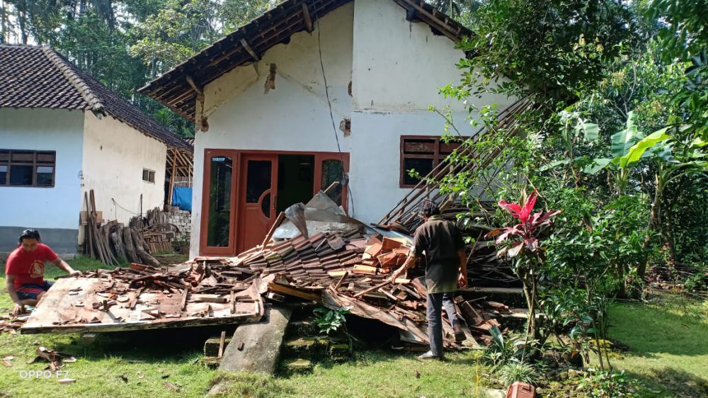 RUSAK PARAH: Salah satu rumah ambruk yang berada di Desa Tegalrejo, Blitar, Jatim. Dok. Humas BNPB
