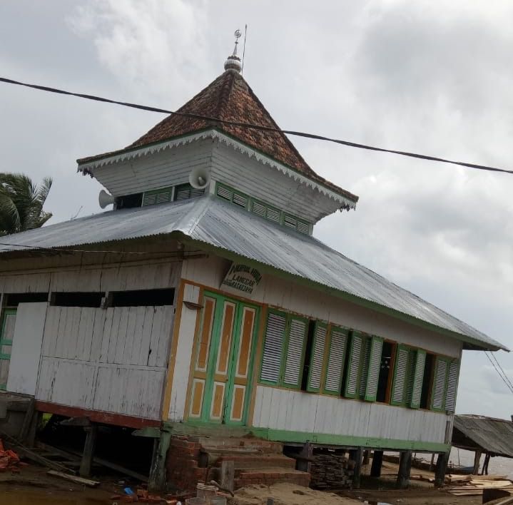 Masjid Nurul Iman menjadi saksi sejarah berkembangnya Islam di Kabupaten Tanjab Timur.