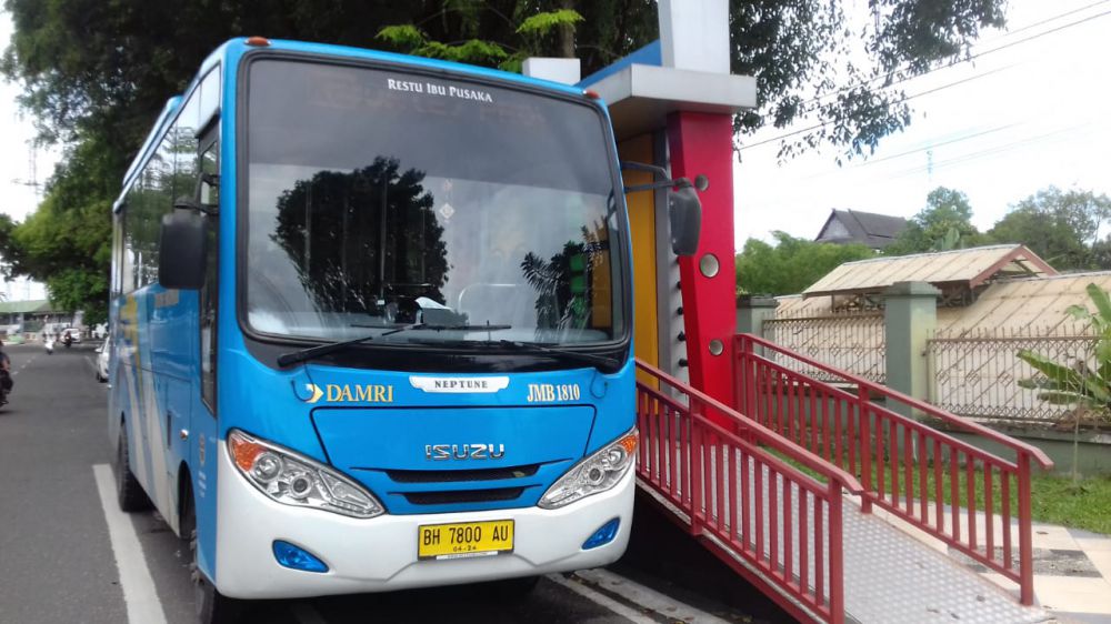Bus Trans Siginjai menunggu penumpang di halte Inspektorat. 22 April nanti bus trans siginjai akan masuk bandara.