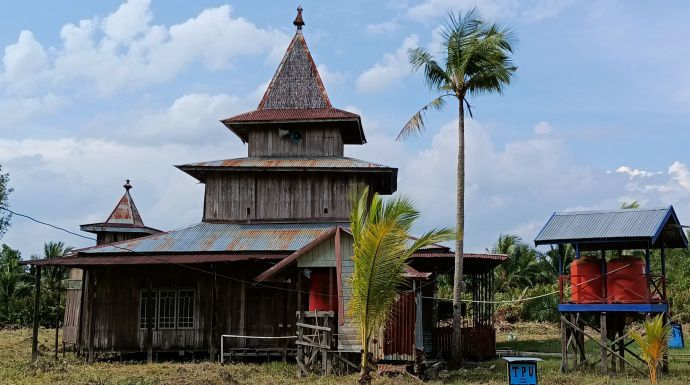 Masjid  Al Muttaqin yang dibangun 100 tahun silam di Pasar Rebo RT 01 Dusun Perdana, Desa Pantai Gading Kecamatan Bram Itam.

