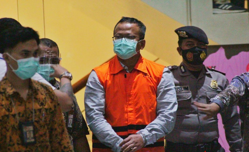 Mantan Menteri Kelautan dan Perikanan Edhy Prabowo mengenakan baju tahanan seusai diperiksa di Gedung KPK, Jakarta, Rabu (25/11). KPK menetapkan Edhy Prabowo sebagai tersangka setelah ditangkap di Bandara Soekarno Hatta, Tangerang, terkait dugaan suap penetapan izin ekspor benih lobster. 