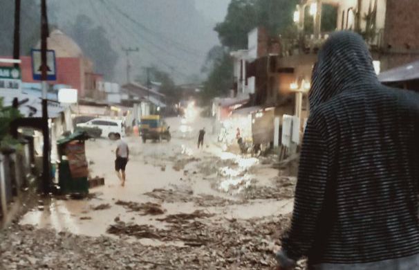 Ruas jalan Nasional Kerinci - Bangko tertimbun tanah bercampur batu kemarin (15/4) tepatnya di dekat rumah makan Romi di Muara Emat. Peristiwa ini terjadi akibat hujan deras sepanjang sore kemarin di daerah Kerinci.

 