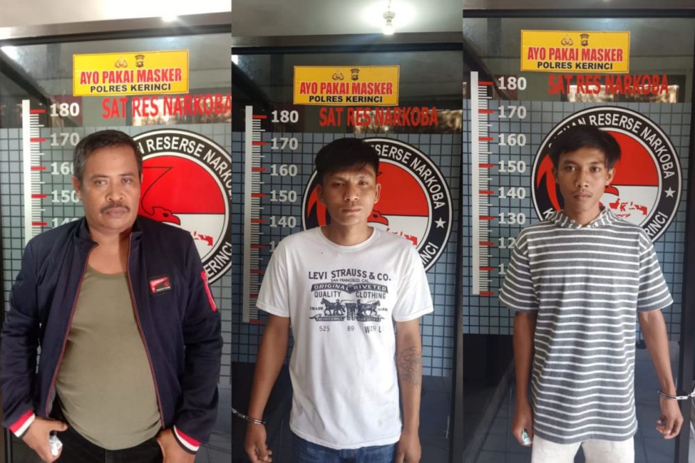 Para tersangka yang berhasil diamankan oleh Satres Narkoba Polres Kerinci, satu diantaranya merupakan perangkat desa.