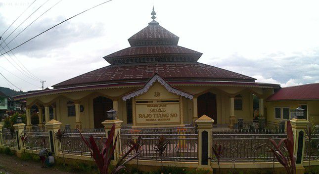 Masjid Rajo Tiangso di Desa Muara Madras, Kecamatan Jangkat, menjadi saksi bisu penyebaran agama Islan di wilayah Merangin.



 
