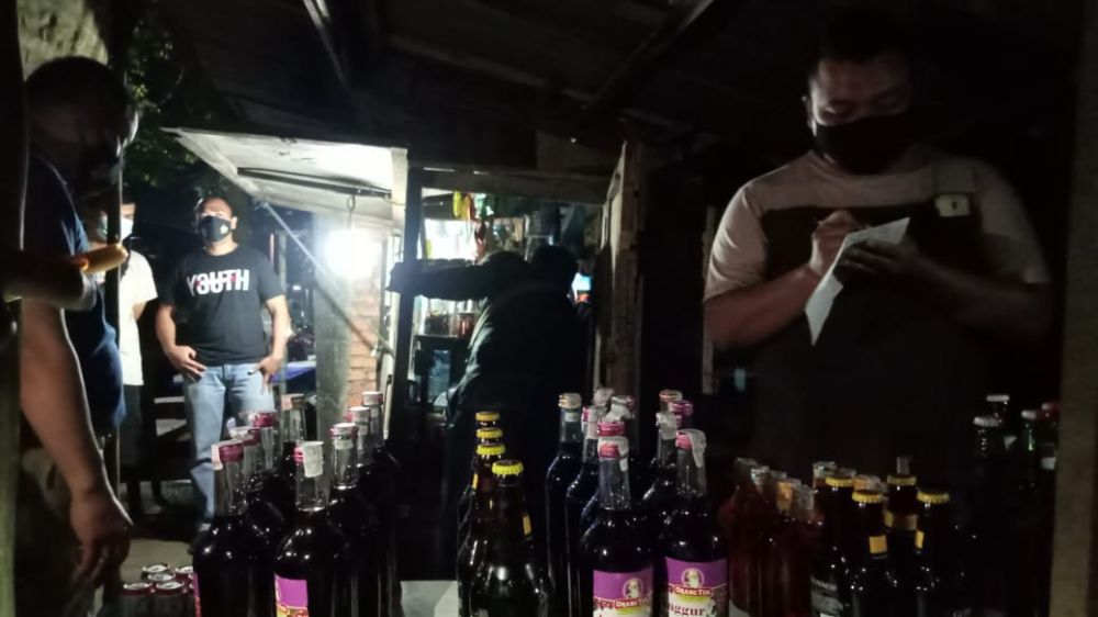 Toko Kelontong di Pasir Putih Simpan Miras di dalam Bunker.