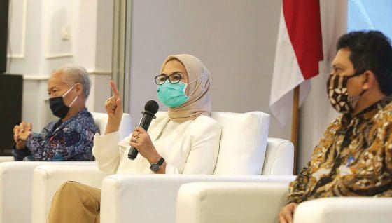 Kepala BPOM Penny Lukito (tengah).