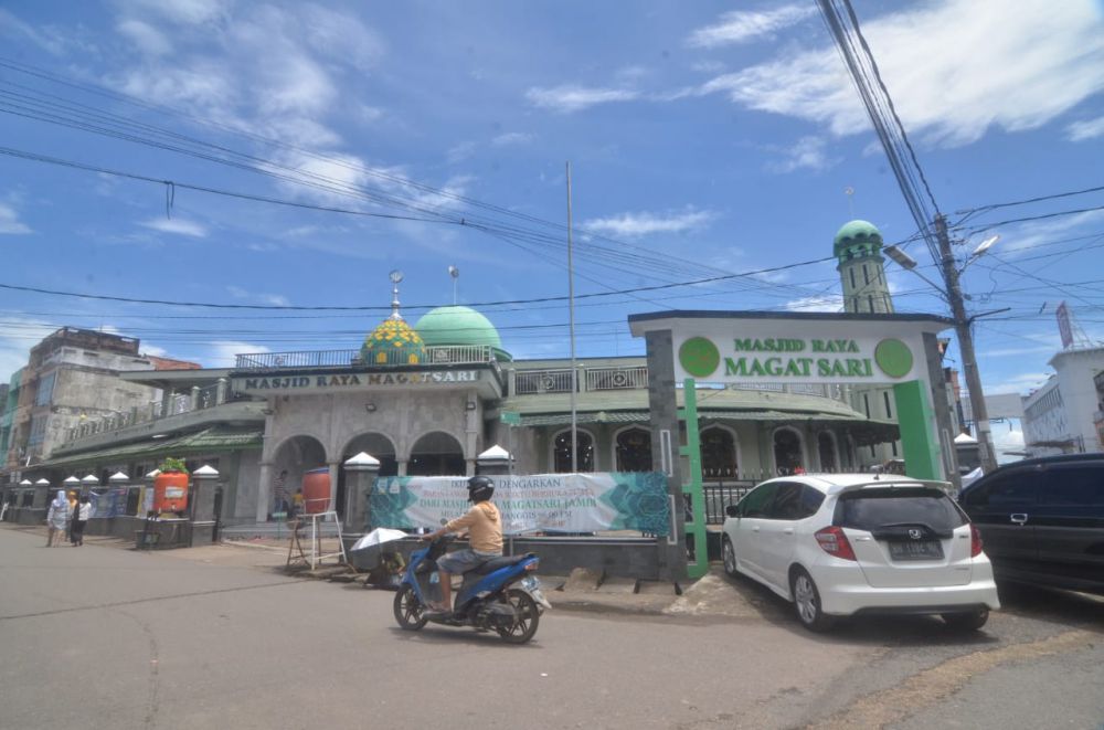 Masjid Raya Magatsari yang sampai kini masih berdiri kokoh di tengah Pasar Jambi.