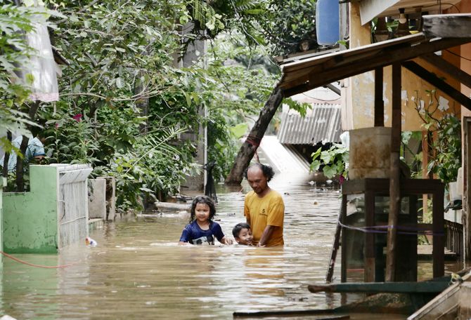 Banjir menggenani kawasan Cipinang Melayu, Jakarta Timur, Jumat (19/2/2021).