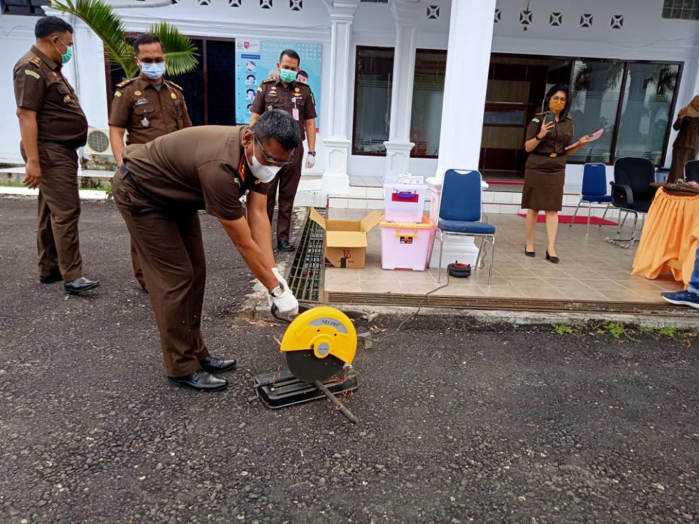 Kejari dan Pengadilan Sarolangun melakukan pemusnahan alat bukti berupa senjata tajam yang dimusnahkan dengan cara dipotong menggunakan alat pemotong