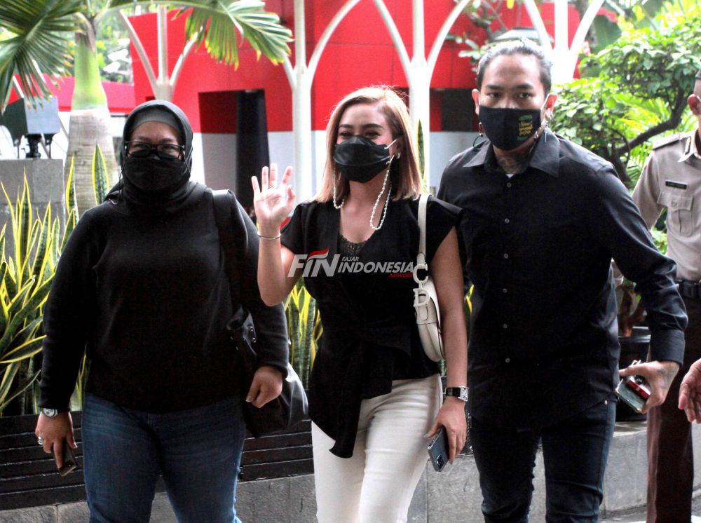 Penyanyi Cita Citata (tengah) saat tiba di Gedung KPK, Jakarta, Jumat (26/03). Cita Citata memenuhi panggilan Komisi Pemberantasan Korupsi (KPK) terkait dugaan dirinya menerima aliran dana suap bansos COVID-19 atas pembayaran mengisi acara yang digelar Kementerian Sosial di Labuan Bajo beberapa waktu lalu. 