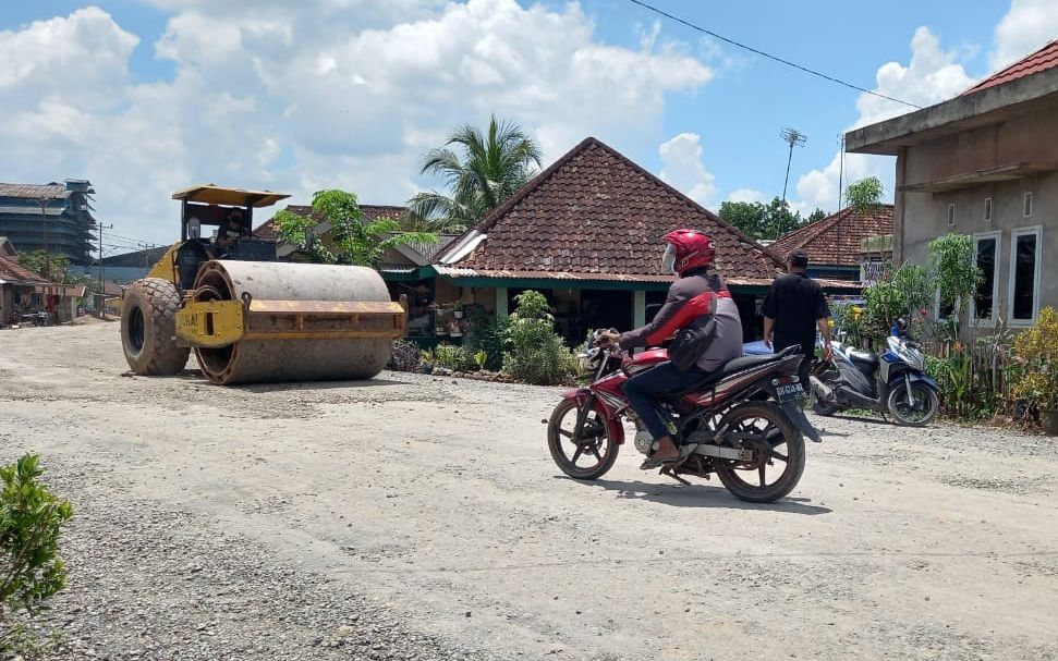 Pihak kontraktor yang akan megaspal jalan Seberang Kota Jambi sudah menurunkan alat berat untuk melakukan pengaspalan. 