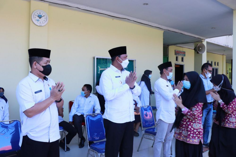 Wakil Bupati Tanjabbar, Hairan, saat silaturahmi dengan semua komponen pendidikan di SMAN 1 Tanjabbar.
