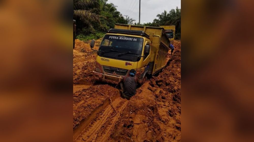 Kondisi jalan yang ada di Desa Tanjung Mandiri dikeluhkan warga karena berlumpur dan sulit didallui.