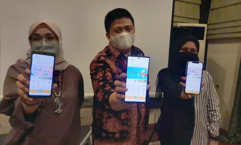 Ari Yusnairy Muslim, Area Manager Bank Syariah Indonesia Area Jambi saat memperlihatkan Aplikasi BSI Mobile.