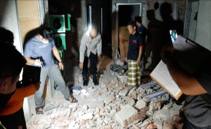 Isi rumah korban yang porak poranda setelah petasan meledak menewaskan kakak beraruk di Ponorogo. 
