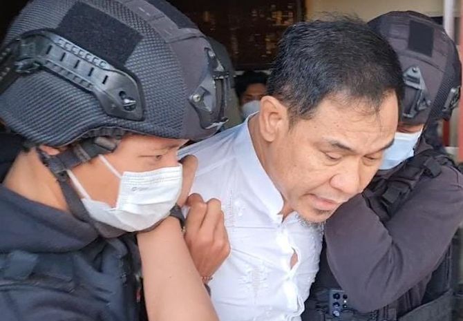 Tim Detasemen Khusus (Densus) 88 Anti Teror Polri menangkap Pengacara Rizieq Shihab, Munarman. 