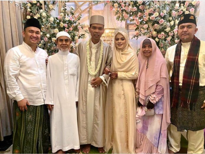 Ustad Abdul Somad (UAS) resmi menikah dengan gadis 19 tahun bernama Fatimah Az Zahra.