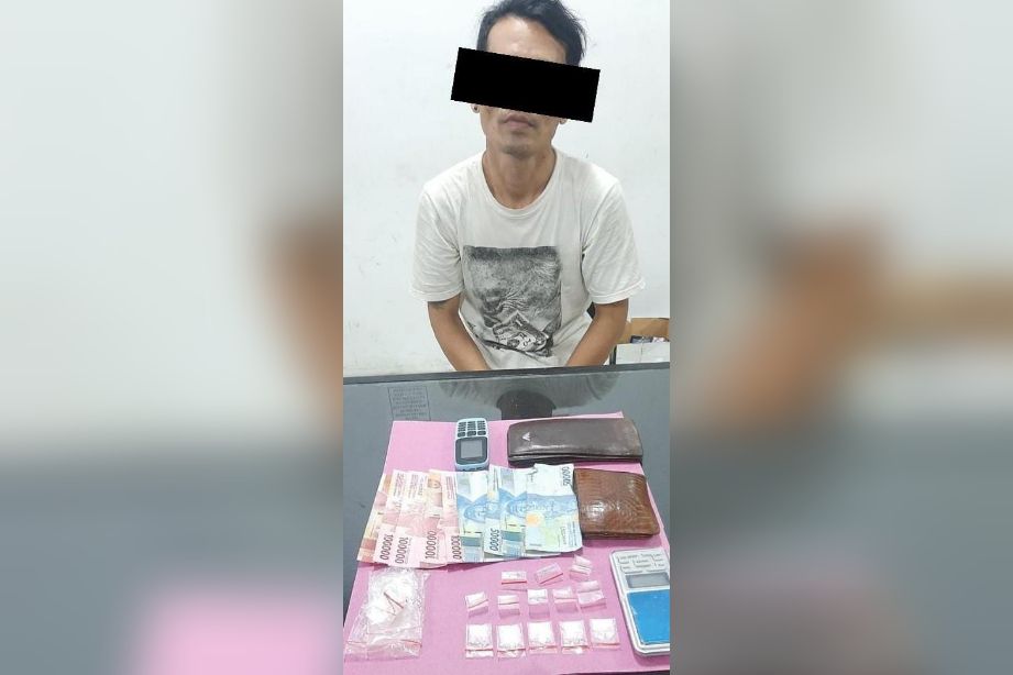 Tersangka yang diamankan oleh Ditres Narkoba Polda Jambi berikut barang buktinya.