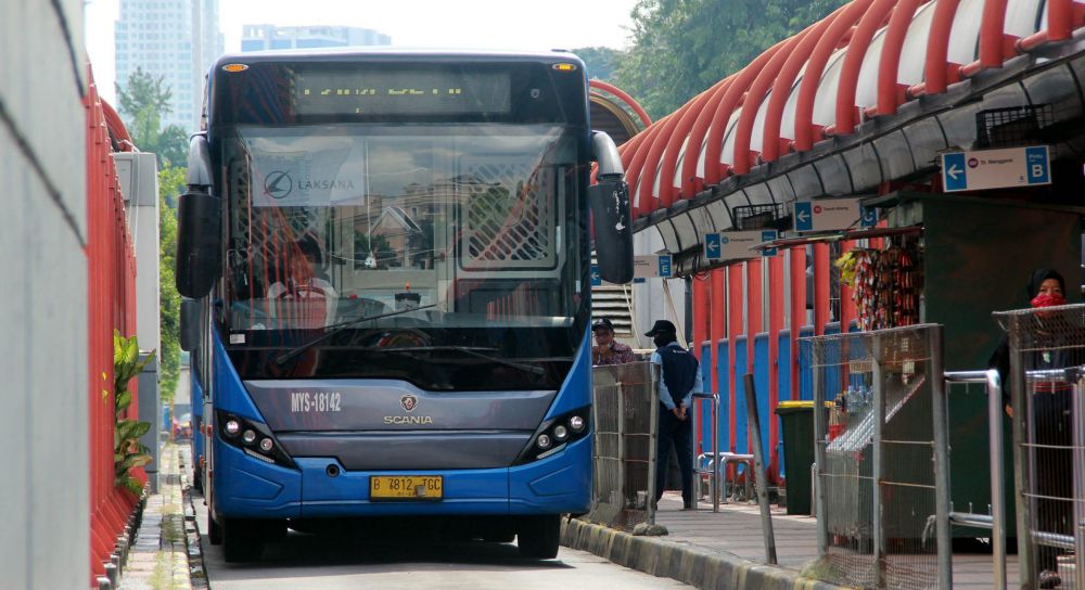 Suasana Pembatasan Sosial Berskala Besar (PSBB) di terminal blok M Jakarta makin terlihat sepi dan lengang, Rabu (8/4/2020). 
