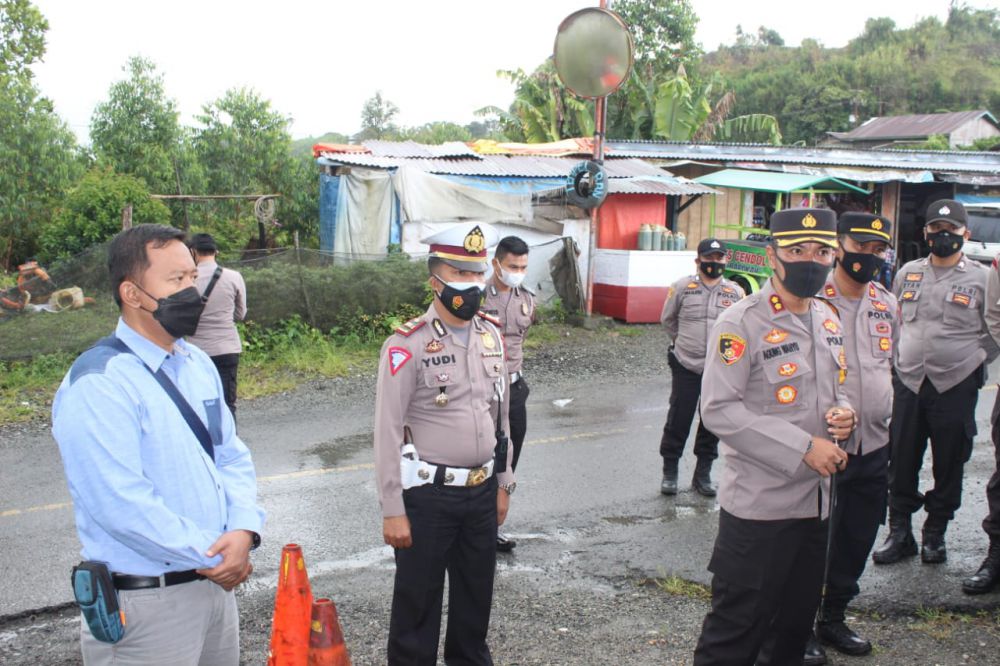 Kasatlantas Polres Kerinci AKP AKP Yudistira saat mendampingi Kapolres Kerinci AKBP Agung WN mengunjungi salah satu pos penyekatan mudik di batas Kerinci-Sumbar
