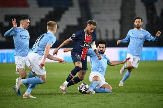 Bintang PSG Neymar tidak berkutik menghadapi pertahanan solid Manchester City.