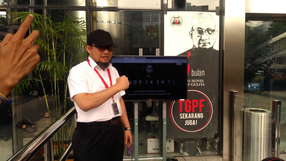 Penyidik senior Komisi Pemberantasan Korupsi (KPK), Novel Baswedan, di hadapan layar waktu kasus penyerangan air keras yang menimpanya, 11 Desember 2018 lalu. 