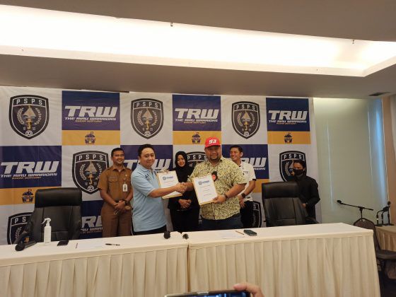 Pengusaha Malaysia Norizam Tukiman (kanan) resmi mengambil alih PSPS Pekanbaru.