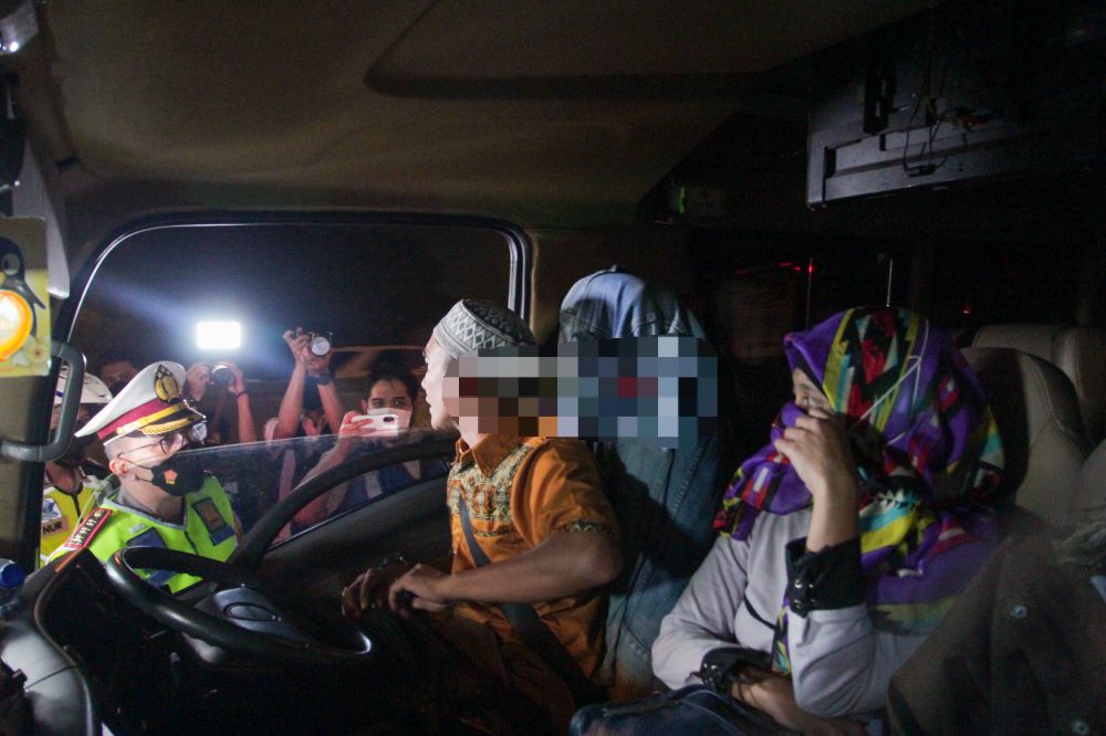 Petugas kepolisian memberhentikan kendaraan yang membawa pemudik dari arah Jakarta di di Pintu Tol keluar Cikarang Barat, Kamis (6/05) dini hari. Pemeriksaan tersebut terkait larangan mudik lebaran 2021 yang dimulai dari tanggal 6 hingga 17 Mei sebagai upaya mengantisipasi risiko peningkatan kasus penularan COVID-19 jelang perayaan Hari Raya Idul Fitri 1442 H. 