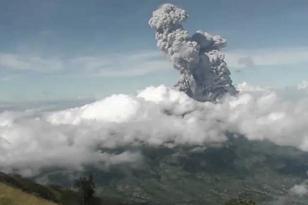 TEBAL: Mitigasi Bencana Geologi (BPPTKG) menunjukkan gunung berapi Gunung Merapi memuntahkan asap tebal ke udara seperti terlihat dari Jogjajakarta hingga perbatasan Jawa Tengah, Minggu (21/6)