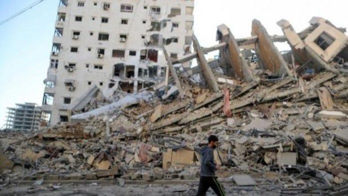 Salah satu bangunan di Gaza yang runtuh akibat serangan tentara Israel.