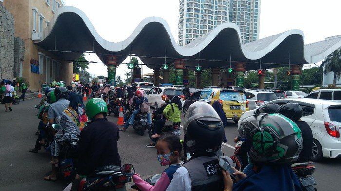 Pengunjung mengantre di depan pintu masuk Ancol. 