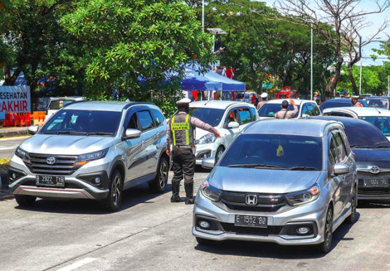 Polisi menghentikan kendaraan yang akan menuju Madura melalui Jembatan Suramadu. 