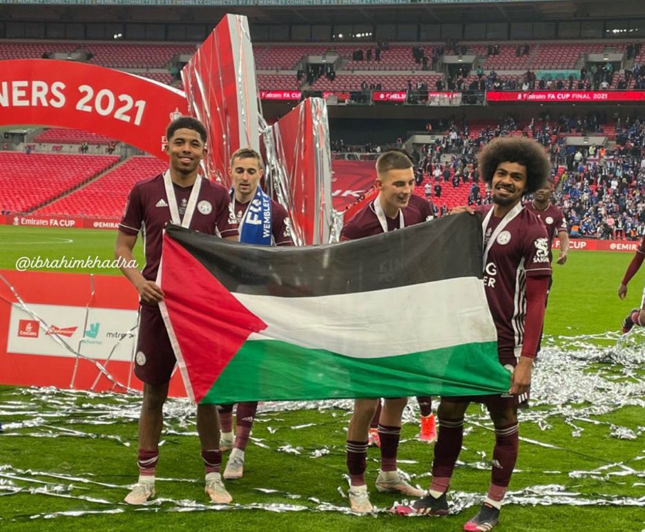 Wesley Fofana dan Hamza Choudhury berfoto dengan bendera Palestina.