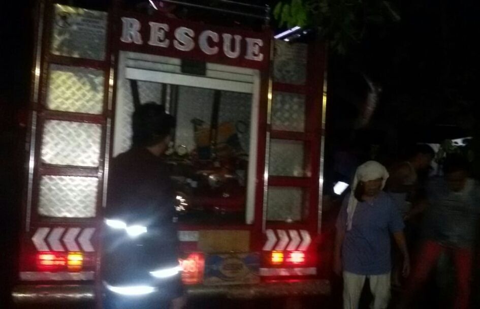 Pemadam kebakaran yang dikerahkan ke lokasi kejadian perkara.