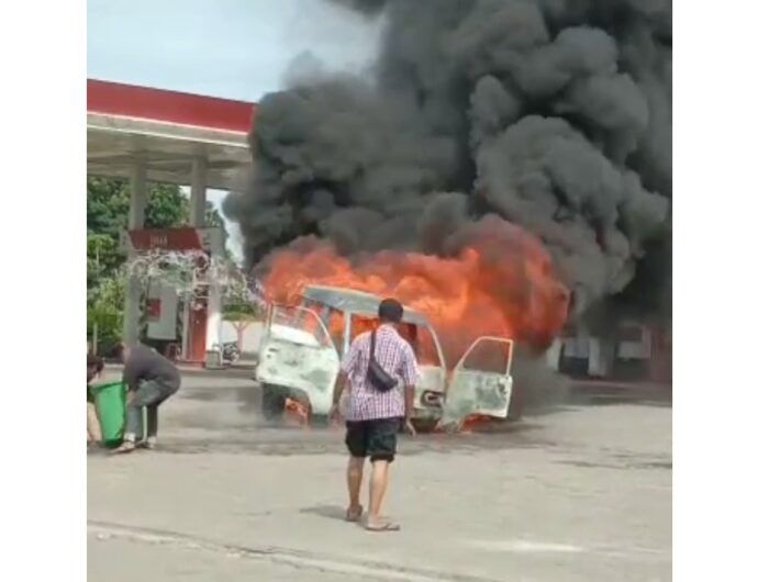 Mobil terbakar di SPBU Barru. (IST)