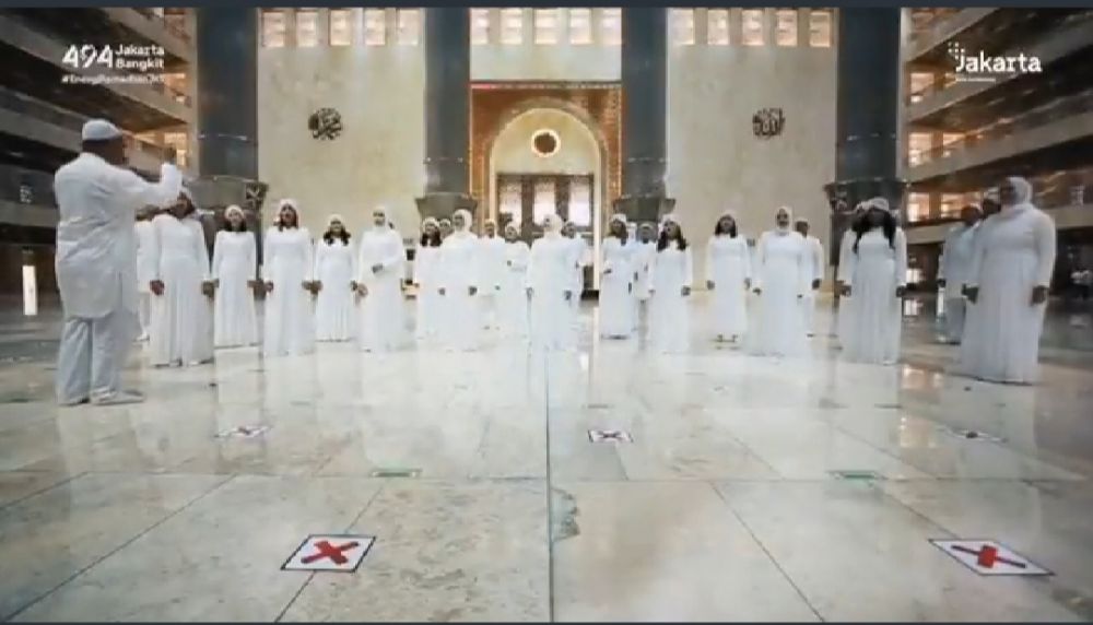 Paduan suara bernyanyi di dalam Masjid Istiqlal. 